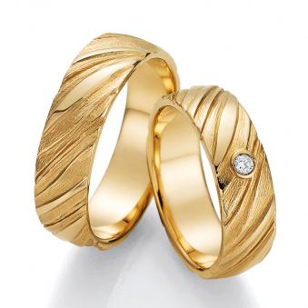 Aufnahme der Traringe aus Gelbgold mit Oberfläche in Holzoptik und Diamanten 