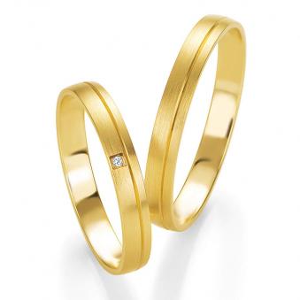 Aufnahme der mattierten Trauringe aus Gelbgold mit Rille und Diamant