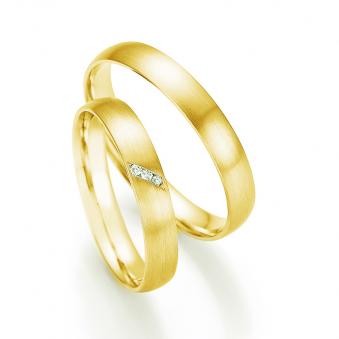 Aufnahme der Gelbgold Trauringe mit mattierter Oberfläche und 3 Diamanten in schräger Vertiefung 