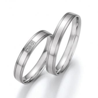 Aufnahme der Trauringe aus Palladium 500 mit polierter Mitte und matten Rändern mit 3 Diamanten