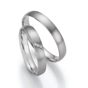 Aufnahme der schmale Eheringe aus mattiertem Palladium 500 in schlichtem Design mit 3 Diamanten