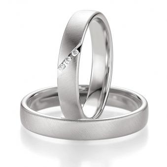 Aufnahme der Eheringe aus mattiertem Platin mit 3 Diamanten in Vertiefung