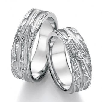 Aufnahme der Trauringe aus Platin mit Struktur und Diamanten