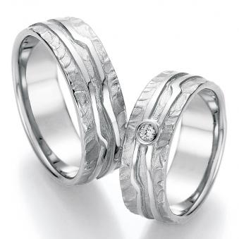 Aufnahme der Platin Trauringe mit Struktur und Diamanten