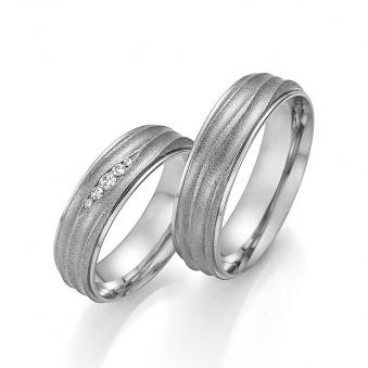 Aufnahme der Eheringe aus Platin mit Sternenstaub-Oberfläche und 5 Diamanten