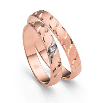 Aufnahme der Eheringe aus Roségold sandmatt mit Kerbendekor und Rhodinierung unter Diamanten