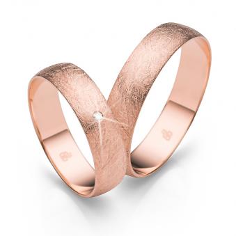 Aufnahme der Roségold Eheringe mit eismattierter Oberfläche und Diamanten 