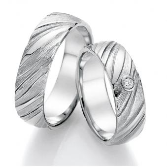 Aufnahme der Eheringe in Silber mit Oberfläche in Holzoptik und Diamanten