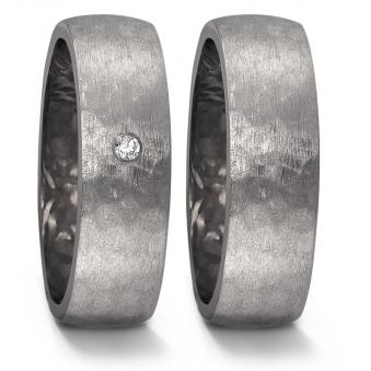 Aufnahme der Eheringe mit Tantal Oberfläche mit Kreisen und Diamanten mit Carbon Innenfläche