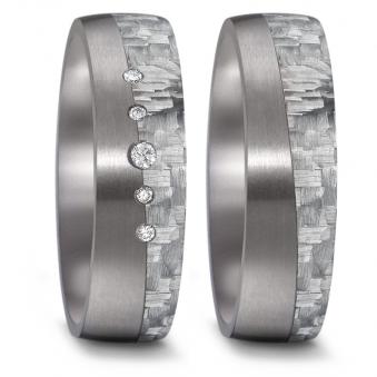 Aufnahme der Trauringe aus mattiertem Tantal und modern strukturiertem Carbon mit 5 Diamanten
