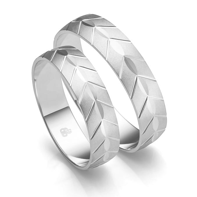 Trauringe aus Weißgold mit Kerben-Ornament und Sandmattierung