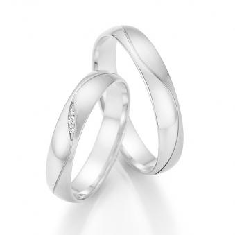 Aufnahme der Eheringe aus Weissgold mit Rille und Vertiefung in Tropfenform mit 3 Diamanten 
