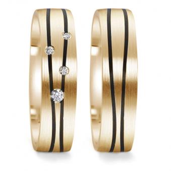 Aufnahme der Eheringe aus Gelbgold mit 2 Carbonstreifen und 4 Diamanten