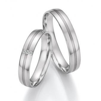 Aufnahme der Eheringe in Platin hochpoliert mit mattiertem Mittelstreifen und 3 Diamanten 