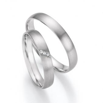 Aufnahme der Platin Eheringe in klarem Design schmal und längstmattiert mit 3 Diamanten