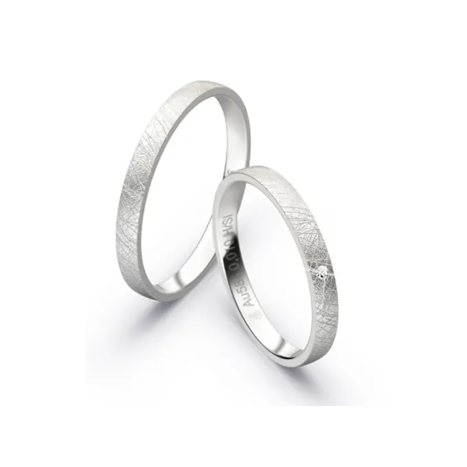 Aufnahme von schmalen Eheringen aus Weissgold in 2,5 mm Breite mit Diamant und Eismattierung 