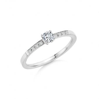 Aufnahme von Weißgold Antragsring glänzend mit neun originell gesetzten Diamanten