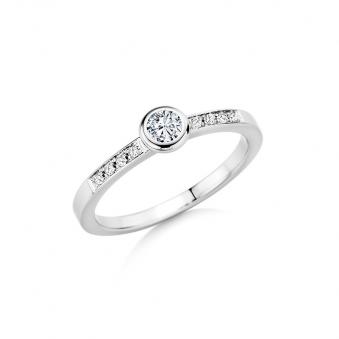 Aufnahme von Weißgold Verlobungsring mit neun Diamanten in eine Reihe gesetzt