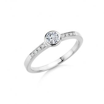 Aufnahme von Weißgold Verlobungsring mit acht kleinen und einem großen Diamanten