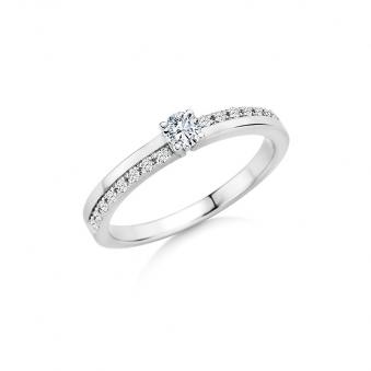 Aufnahme von Verlobungsring aus Weißgold hochpoliert mit 17 weißen Diamanten