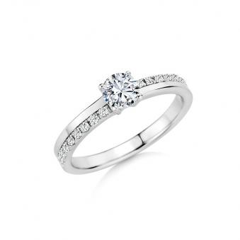 Aufnahme von Antragsring aus Weißgold mit 16 kleinen und einem großen Diamanten