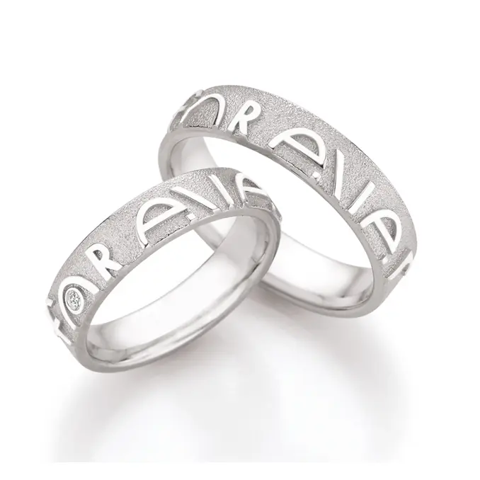 Eheringe aus Weißgold mit Forever-Schriftzug und weißem Brillant