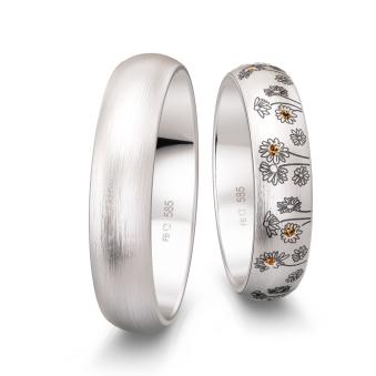 Weißgold Trauringe mit Blumenmuster als Dekor und vierzehn Diamanten 