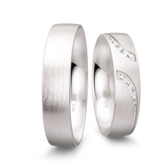 Eheringe in Weißgold längs mattiert mit Brillianten in geschwungener Linie 