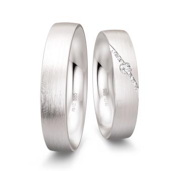 Eheringe in Weißgold mit Diamanten in diagonal verlaufender Rille  