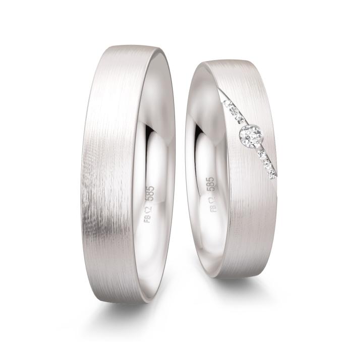 Eheringe in Weißgold mit Diamanten in diagonal verlaufender Rille