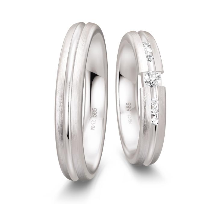 Eheringe in Weißgold längs mattiert mit Diamanten in glänzender Rille