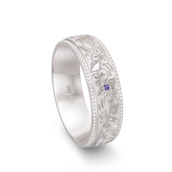 Weißgold Antragsring mit kunstvoll eingravierten Blumen und Diamant in Violett