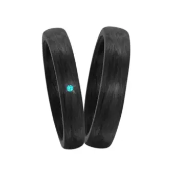 Schwarze Eheringe aus Carbon in zwei Breiten mit blauem Diamanten