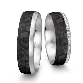 Eheringe aus Platin und Carbon mit vielen Diamanten