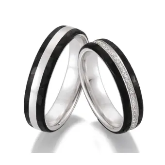 Eheringe aus Platin mit Carbon und 55 Diamanten in Ringschiene