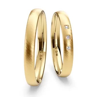 Gelbgold Eheringe mit drei Diamanten in quadratischer Umrandung und Quermattierung