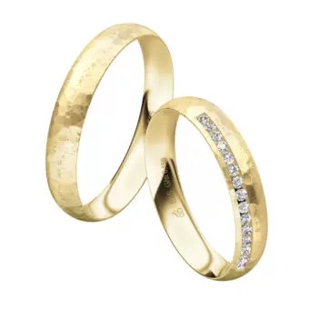 Gelbgold Eheringe mit Diamanten in Reihe und Hammerschlag-Oberfläche