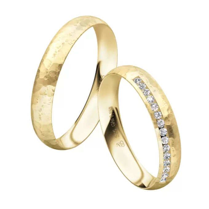 Gelbgold Eheringe mit Diamanten in Reihe und Hammerschlag-Oberfläche