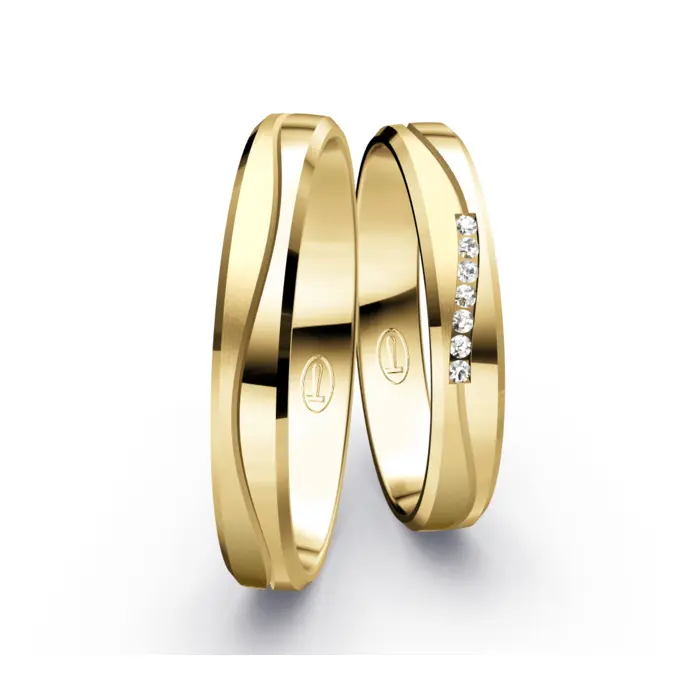 Schmale Gelbold Eheringe mit vielen Diamanten in geschwungener Rille