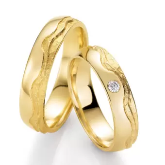 Gelbgold Trauringe mit teils strukturierter Oberfläche und Diamanten
