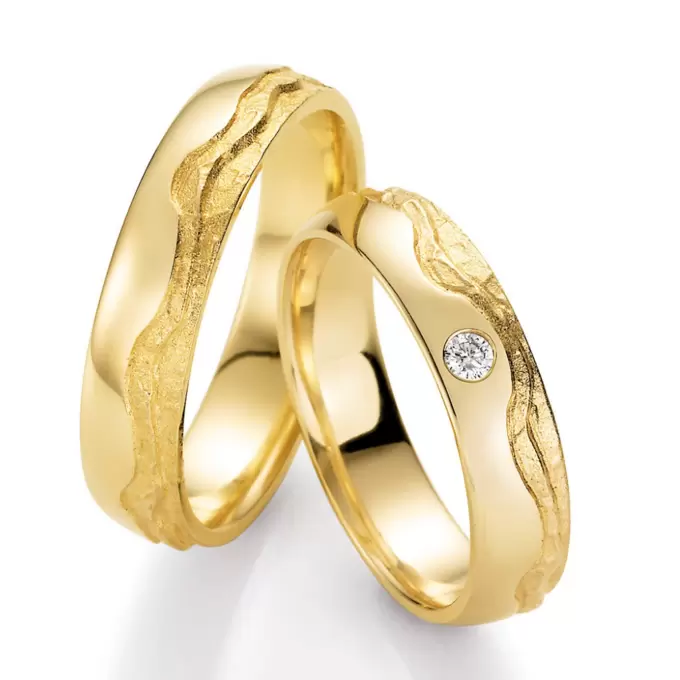 Gelbgold Trauringe mit teils strukturierter Oberfläche und Diamanten