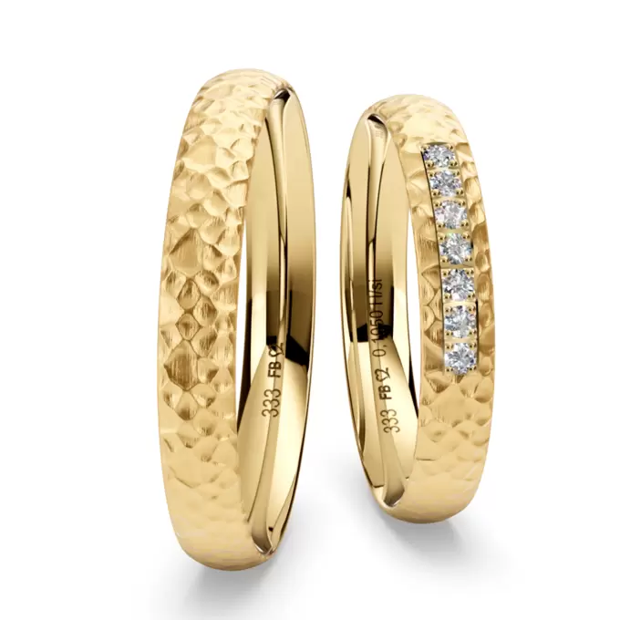 Geblgold Eheringe 3,5 mm breit mit Hammerschlag und 7 Labor-Diamanten