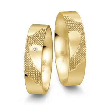 Eheringe aus Gelbgold mit Diamanten und ringübergreifendem Herz und Polierung