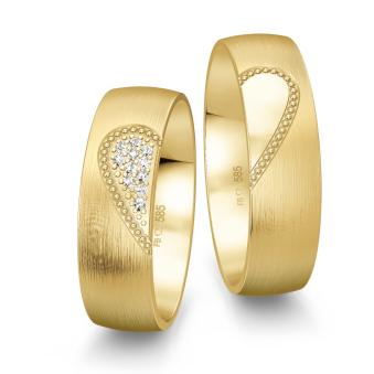 längsmatte Eheringe aus Gelbgold mit Diamanten und ringübergreifendem Herz