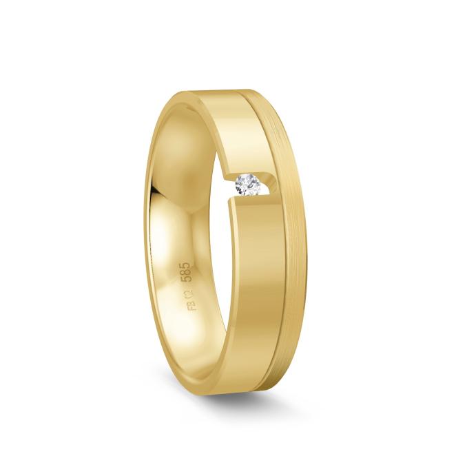 Polierter Trauring aus Gelbgold mit mattiertem Rand und Diamant