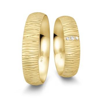 Eheringe aus Gelbgold mit 3 Diamanten und besonderer Struktur mit Rillen