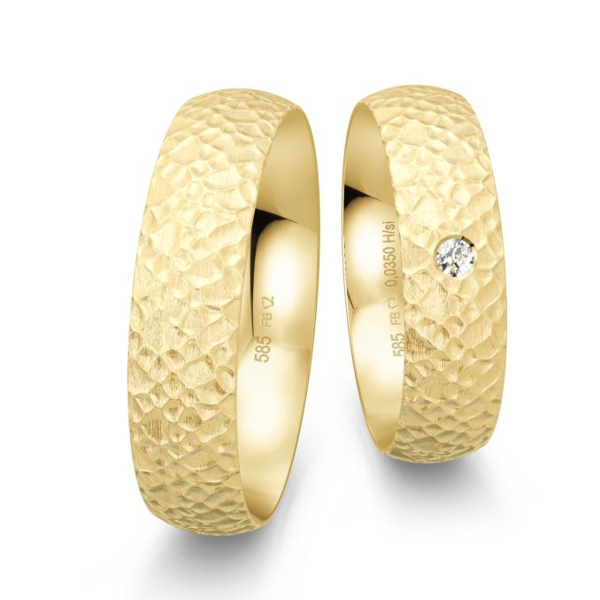 Eheringe aus Gelbgold mit mattierter Strukturierung als Hammerschlag und Diamant