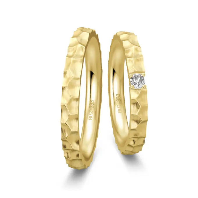 Eheringe aus Gelbgold mit großem Diamanten und Hammerschlag