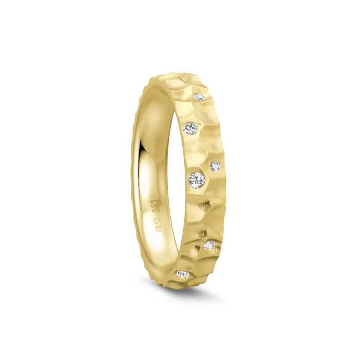 Hammerschlag Ehering aus Gelbgold mit Diamanten in Sternenhimmel-Optik