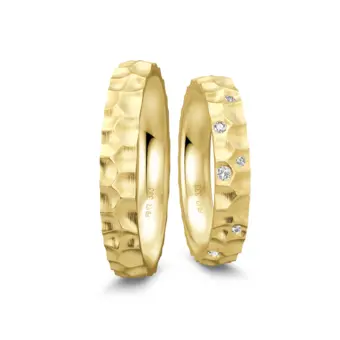 Hammerschlag Eheringe aus Gelbgold mit Diamanten in Sternenhimmel-Optik